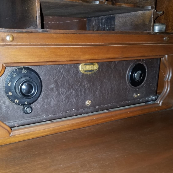 Radio Table Walnut - Picture 2 of 3